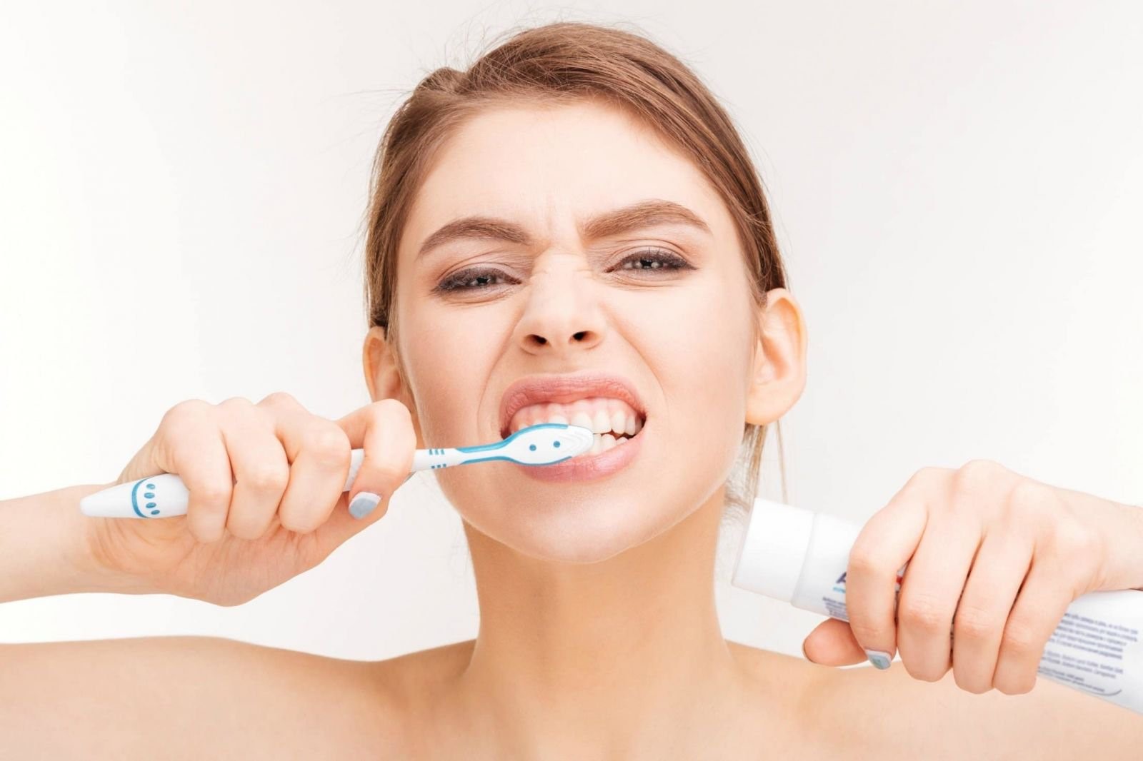 đánh răng thường xuyên khắc phục kẽ răng bị hôi