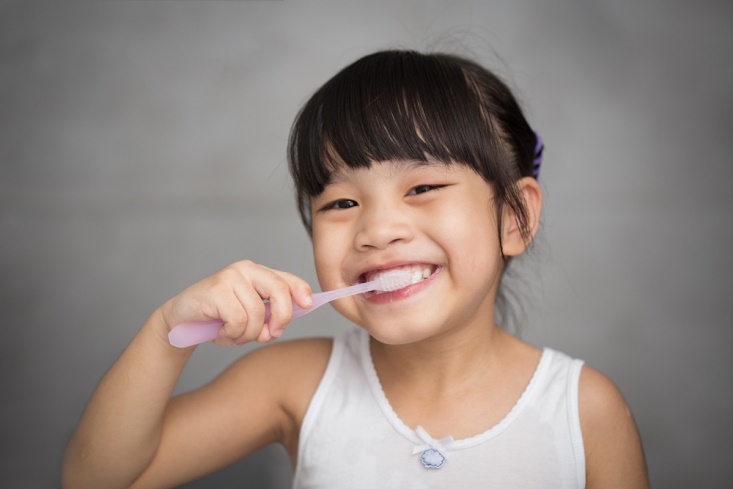 đánh răng đúng cách hạn chế chảy máu chân răng ở trẻ em