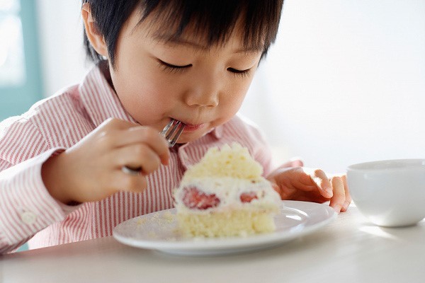 ăn đồ ngọt nhiều khiến răng số 6 của trẻ bị sâu