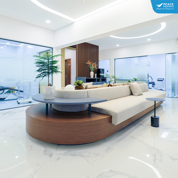 không gian nha khoa rộng rãi giúp khách trải nghiệm thoải mái