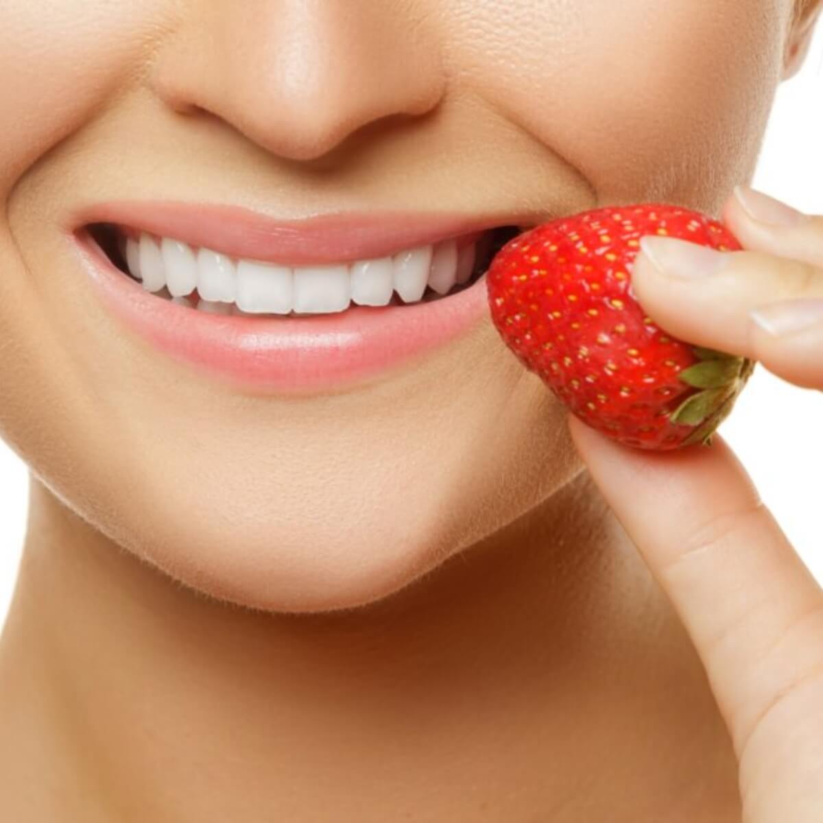 tẩy trắng răng sau sinh tại nhà bằng dâu tây