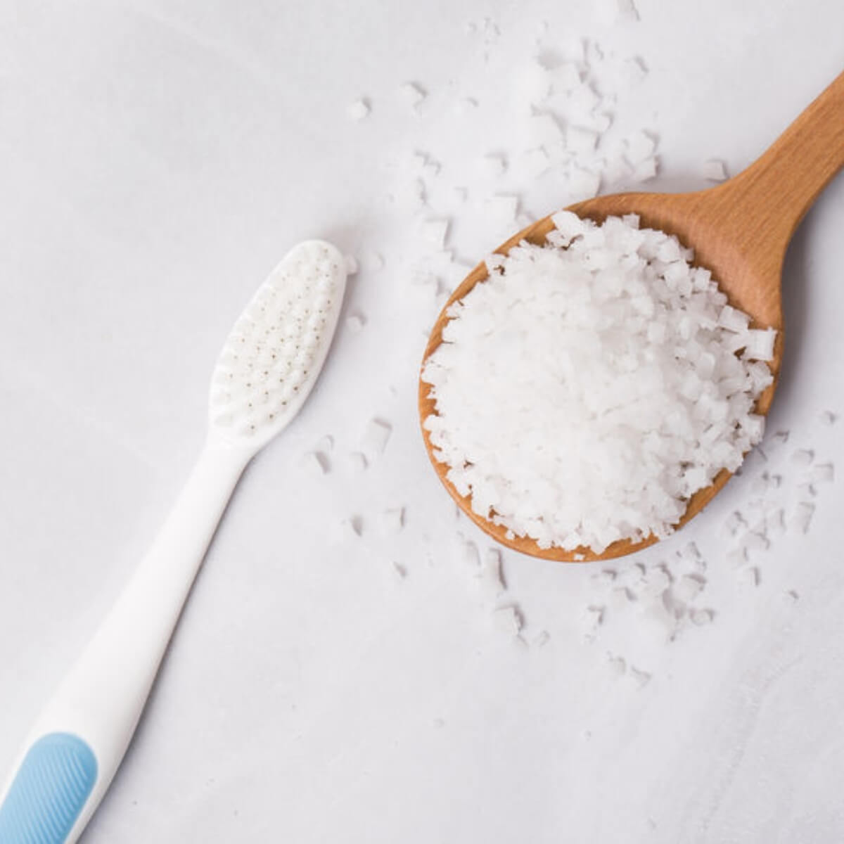 tẩy trắng răng sau sinh tại nhà bằng muối