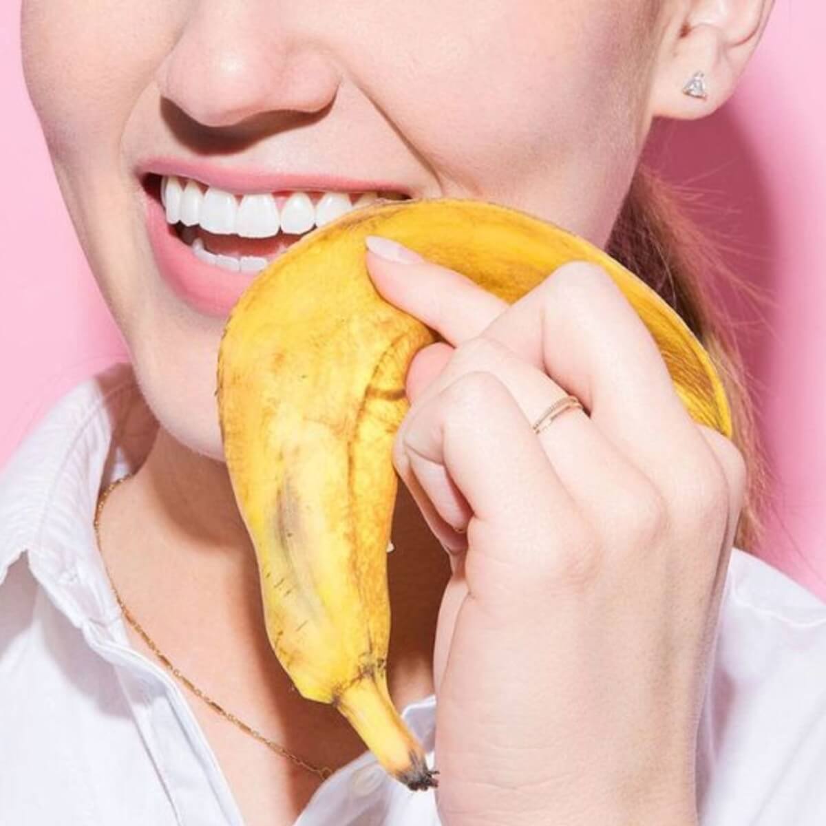 tẩy trắng răng sau sinh tại nhà bằng vỏ chuối