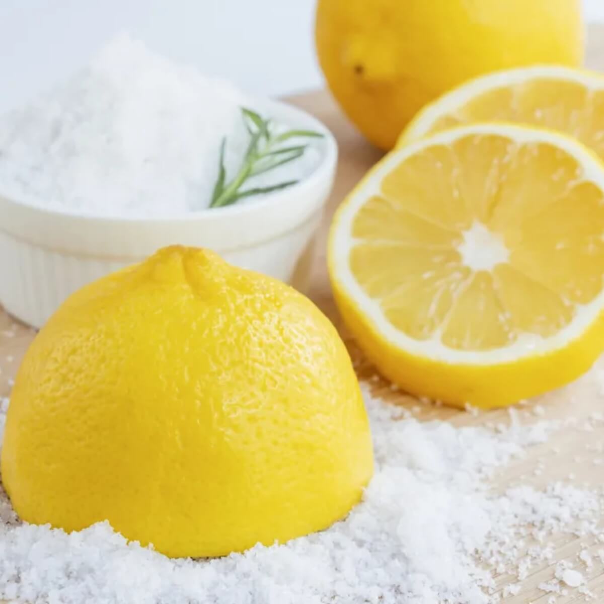 tẩy trắng răng sau sinh tại nhà kết hợp chanh và muối