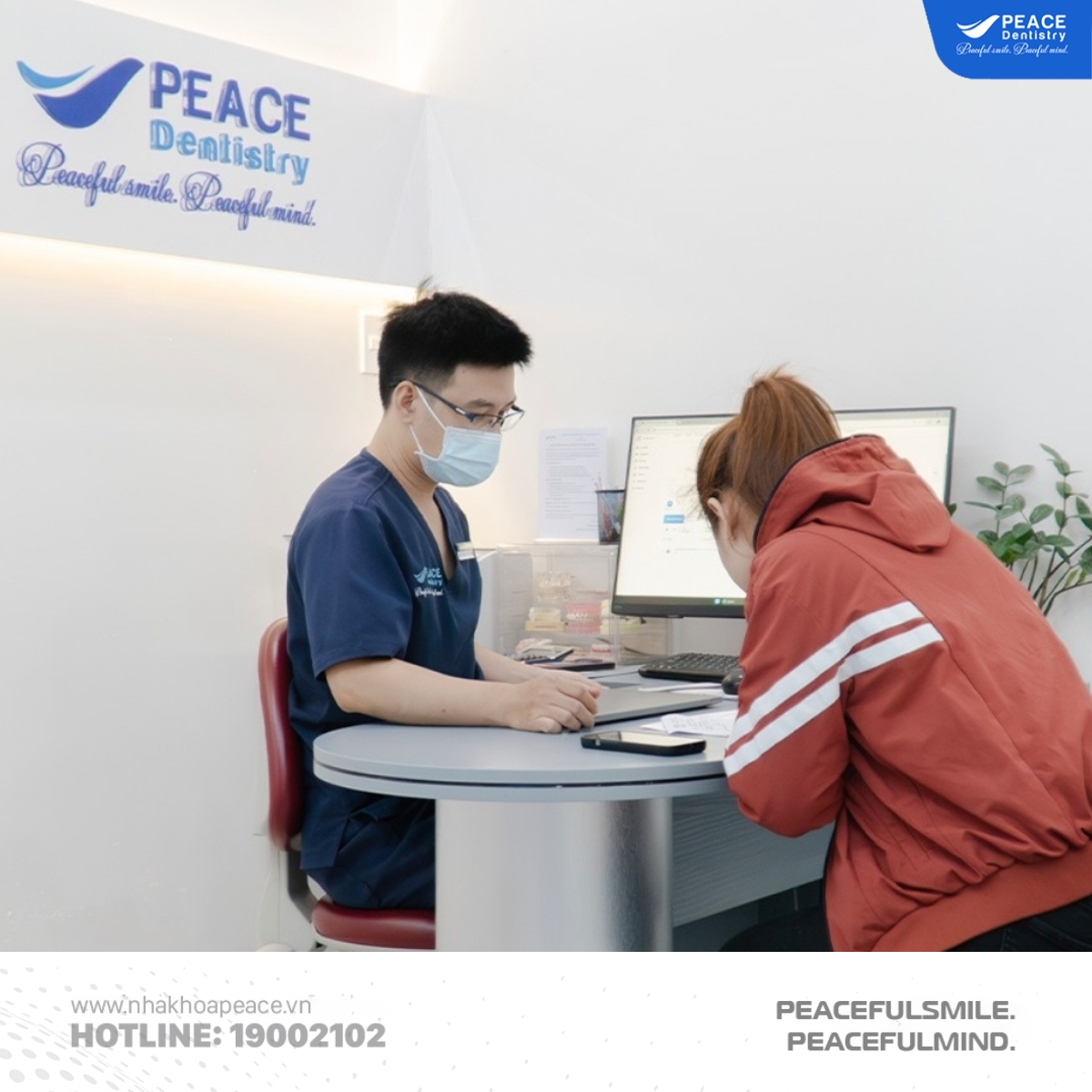 bác sĩ thăm khám tại nha khoa quận 1