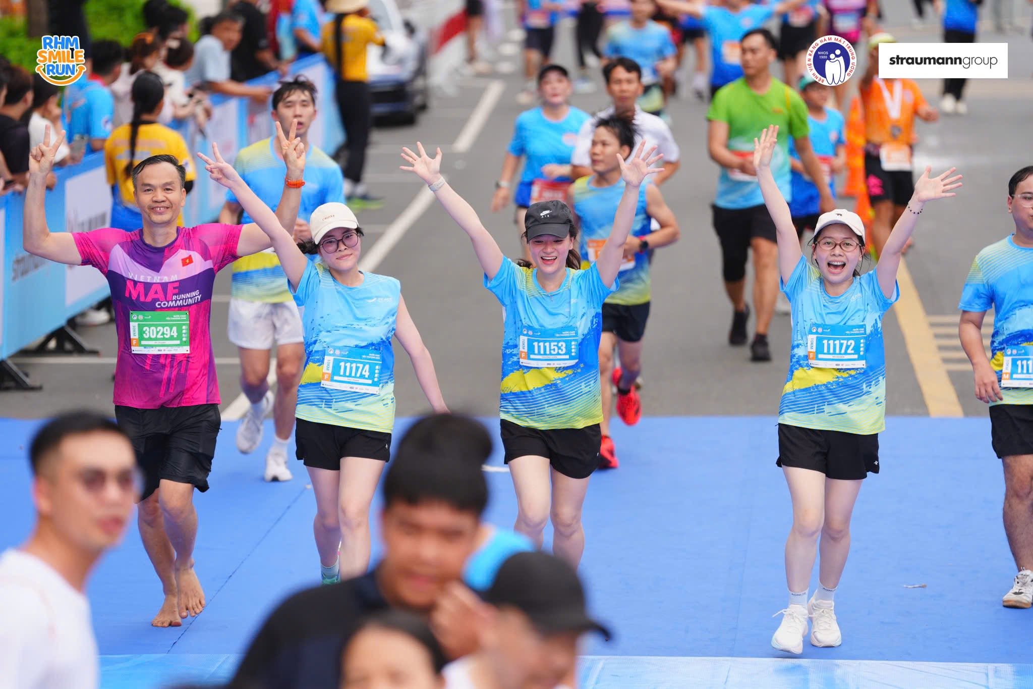 nhân viên peace dentistry tham gia giải chạy rhm 2026