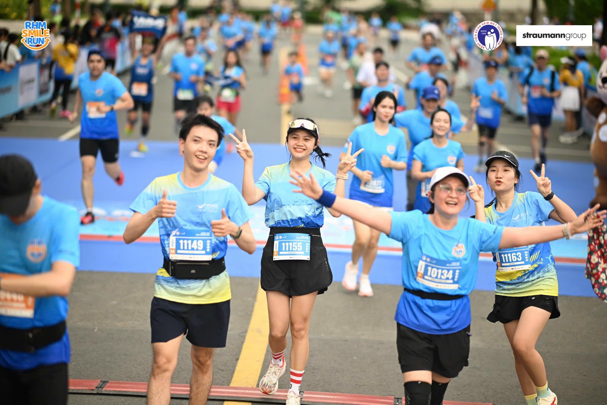 nhân viên peace dentistry tham gia giải chạy rhm smile run 2026